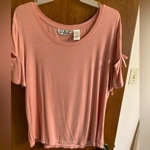 New Direction women’s size large slash/bow short sleeve top